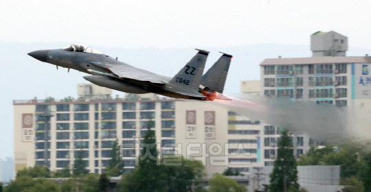 앞으로 항공기 소음이 심한 90~95웨클(WECPNL) 이상 제1·2종 구역은 차음 성능을 보다 향상시키기 위해 복층창 중 최소 한쪽 창은 시스템창 설치가 의무화된다. 위 사진은 기사와 무관함. 연합뉴스.